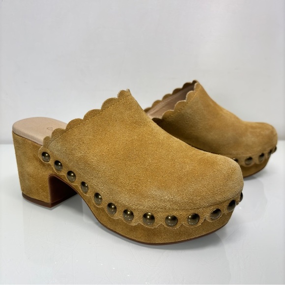 Chocolat Blu Gemini Scalloped Studded Tan Suede Heeled Clogs Size 6 - Picture 2 of 15
